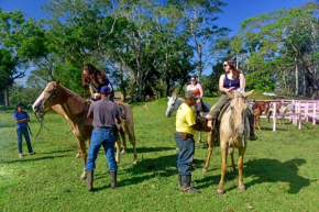 Гостиница Banana Bank Lodge & Jungle Horseback Adventures  Бельмопан